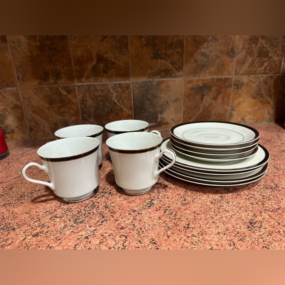 4 Footed Cup & Saucer Set & 4 Bread & Butter Plate Trafalgar
by MIKASA